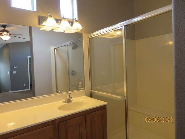 Building Photo - CLEAN AND READY TO MOVE IN