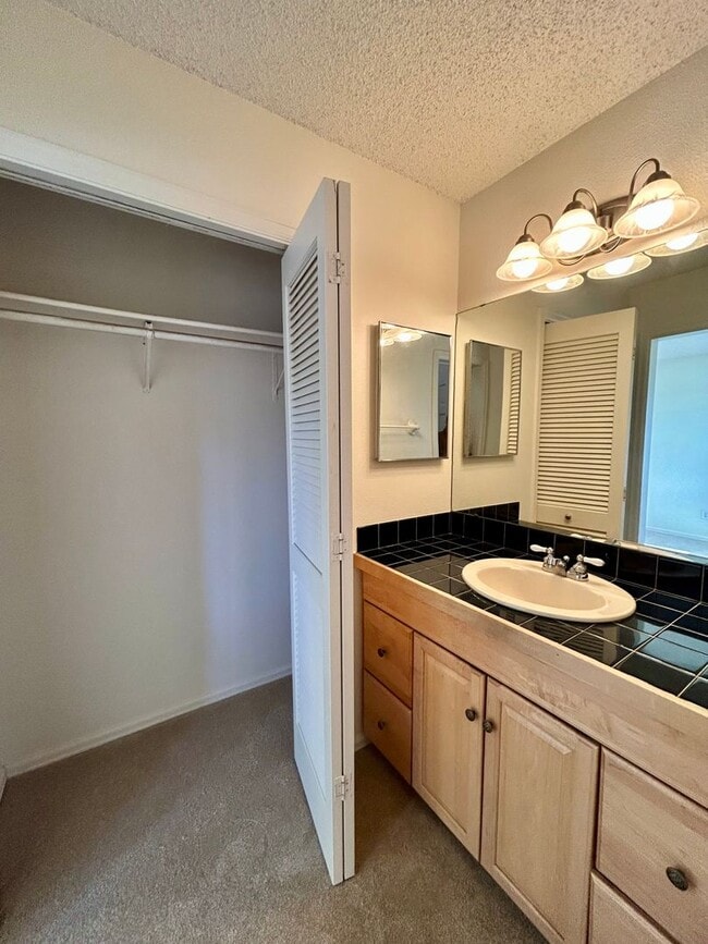 Building Photo - SHORT TERM RENTAL! 3Br/2Ba Condo in the Heart of Boulder