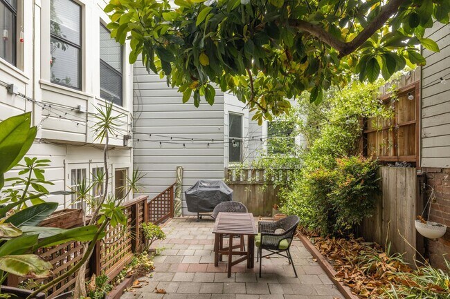 Building Photo - Pacific Heights: Updated Condo w/ Enchanti...