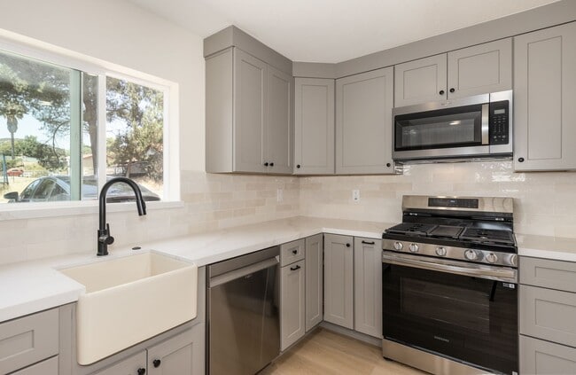 Building Photo - Beautiful 2 Bedroom Back House