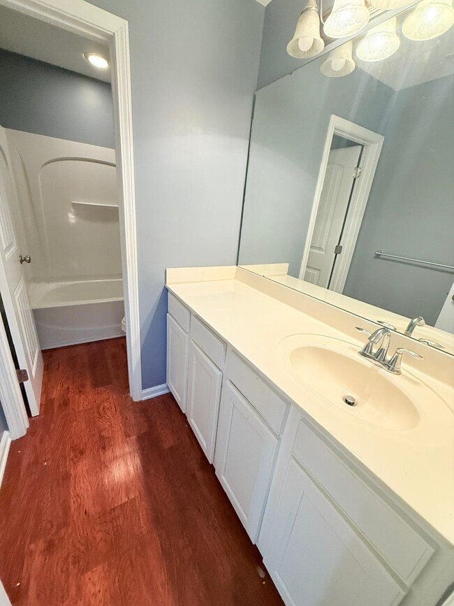 Building Photo - 915 Oglethorpe Dr