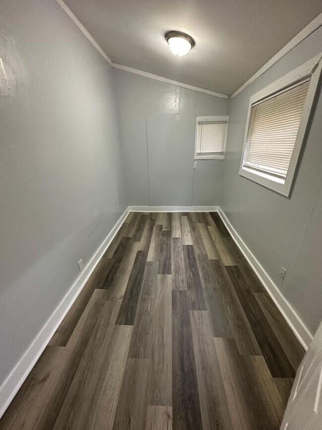 Building Photo - Fully Renovated 2/1 -Single Family Availab...