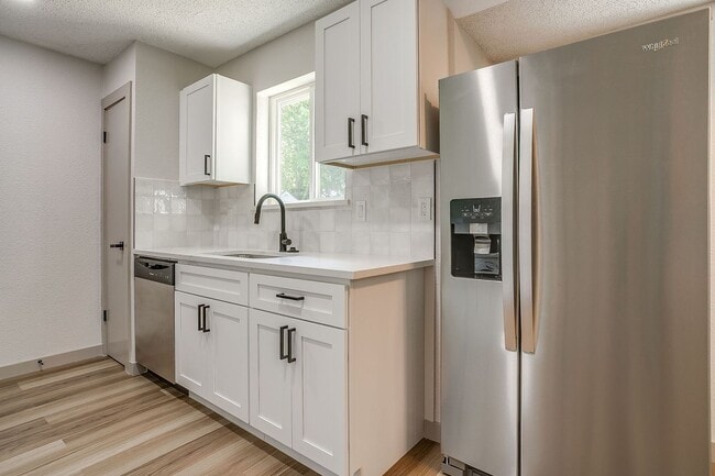 Building Photo - Amazing Modern- 3 Bedroom, 2 Bath Ready for New Tenants- Burleson ISD- 76028