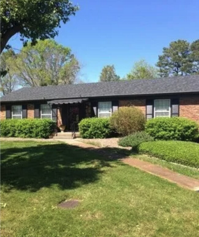 Building Photo - Updated 3 bed 2 bath. Garage and screened porch
