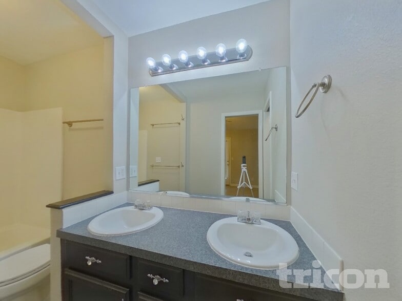 Building Photo - 4200 Laurel Dr