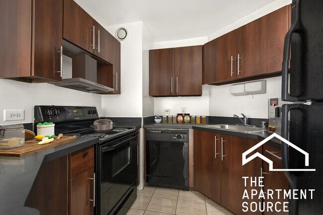 Primary Photo - 1111 N Dearborn St