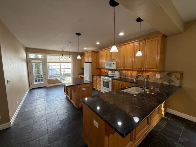 Building Photo - 3 Bedroom 2 Bath 55 and Old Community Newberg OR