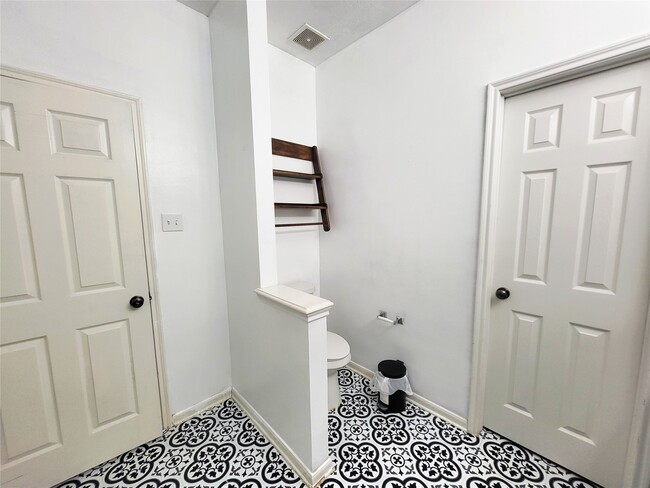 Building Photo - 7334 Jacobs Well Dr