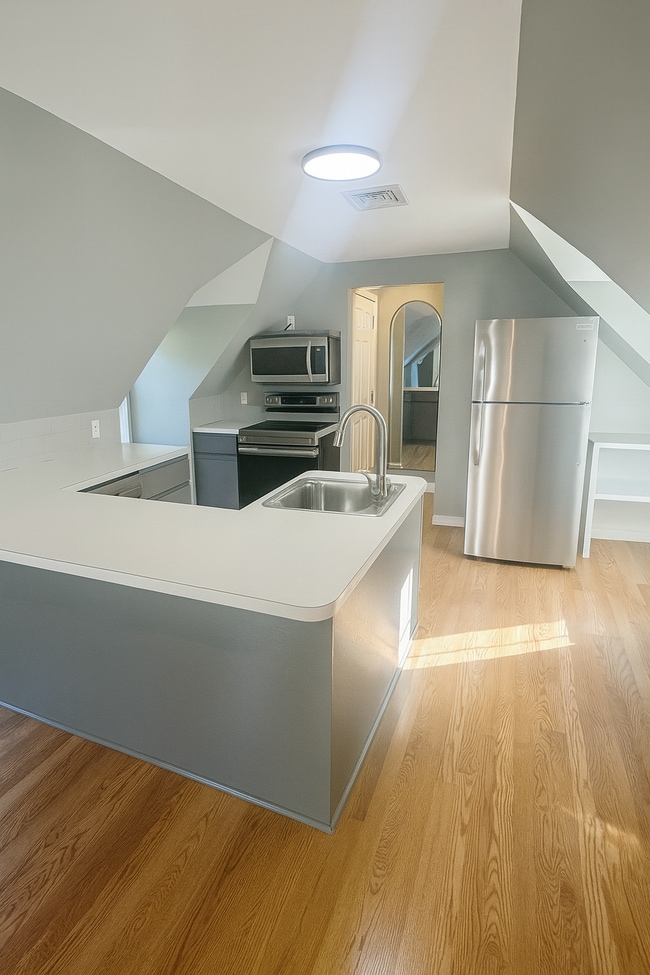 Building Photo - 1820 Albany Ave