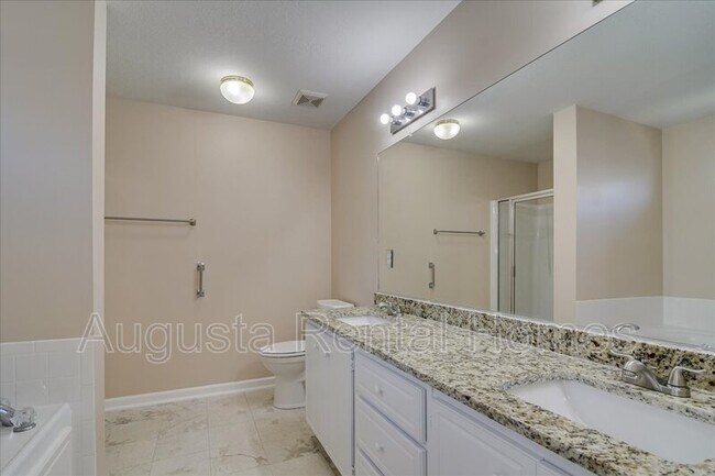 Building Photo - 207 Taylor Cir