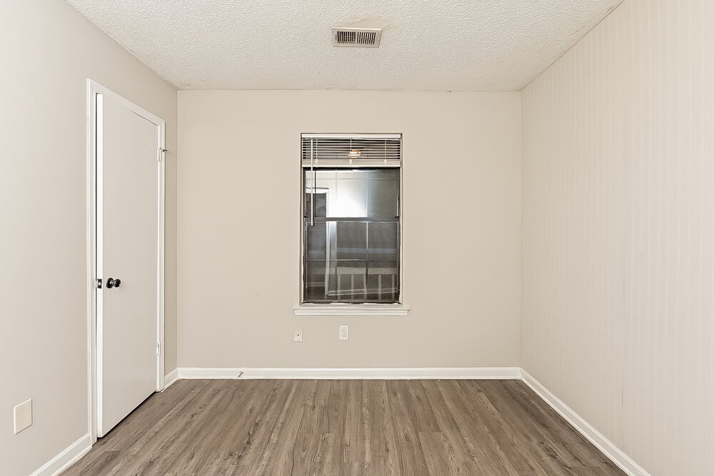 Building Photo - 400 Willow Ln