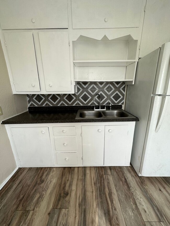 Building Photo - Gorgeous 2 bedroom ready to move in