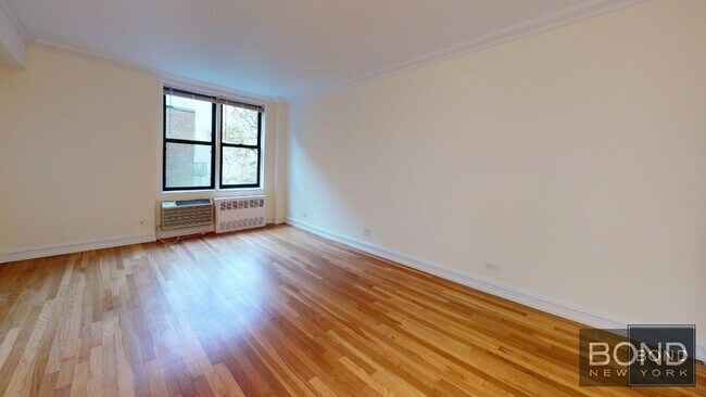 Primary Photo - 305 W 13th St