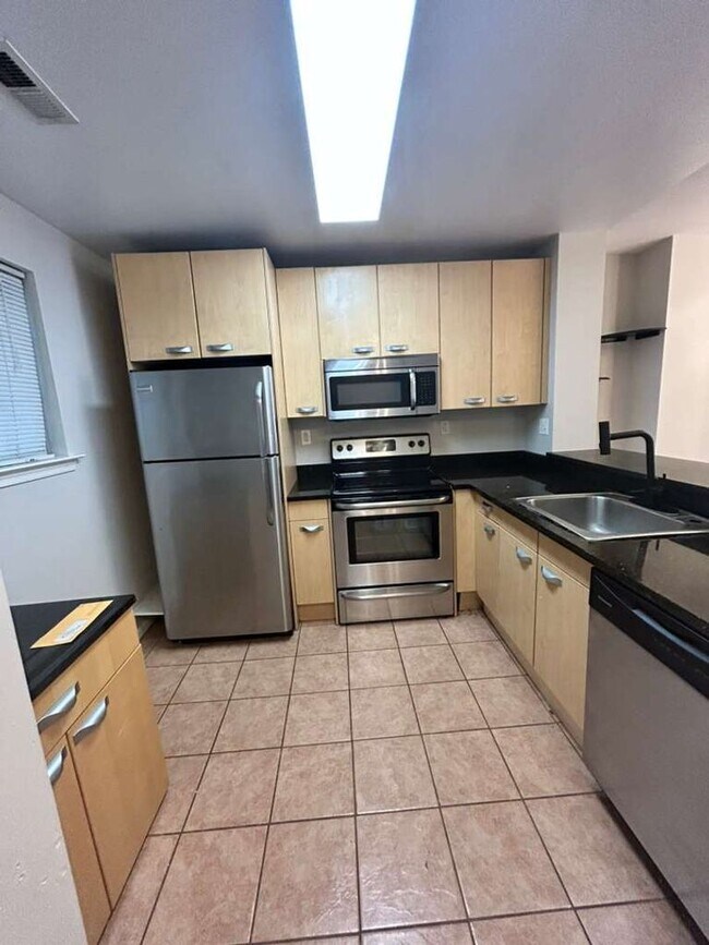 Building Photo - Live the Manayunk lifestyle you’ve been dreaming about — steps from Main Street, minutes from Cen...