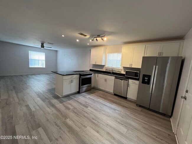 Building Photo - 3057 Camelliawood Cir E
