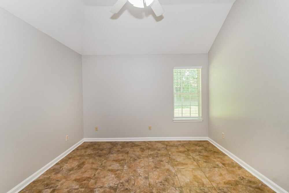 Building Photo - 4258 Ravenwood Dr N