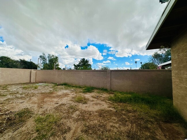 Building Photo - RogerRd237-243