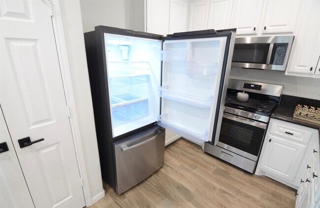 Building Photo - 2201 Naomi St