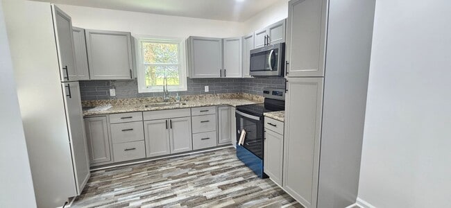 Building Photo - Renovated 2 bedroom 1 bathroom cape in War...