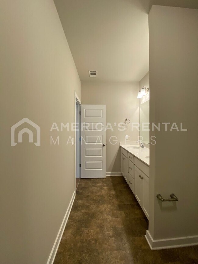Building Photo - 10953 Woodland Dr