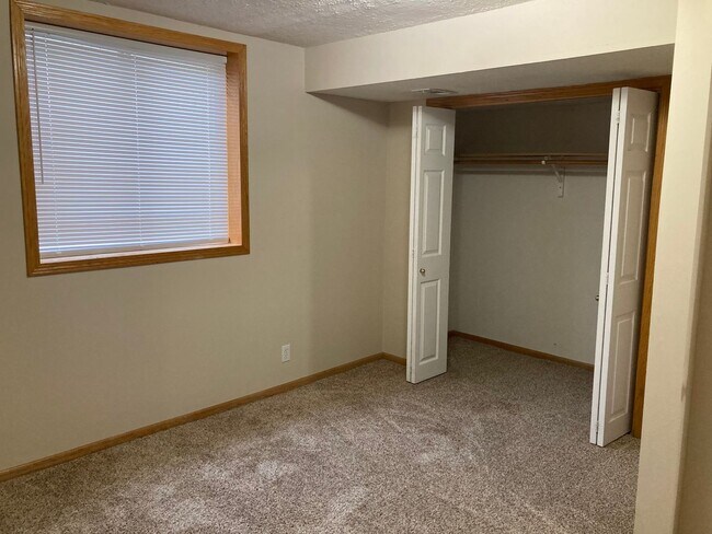 Building Photo - 3200 S 79th 4bed/3bath