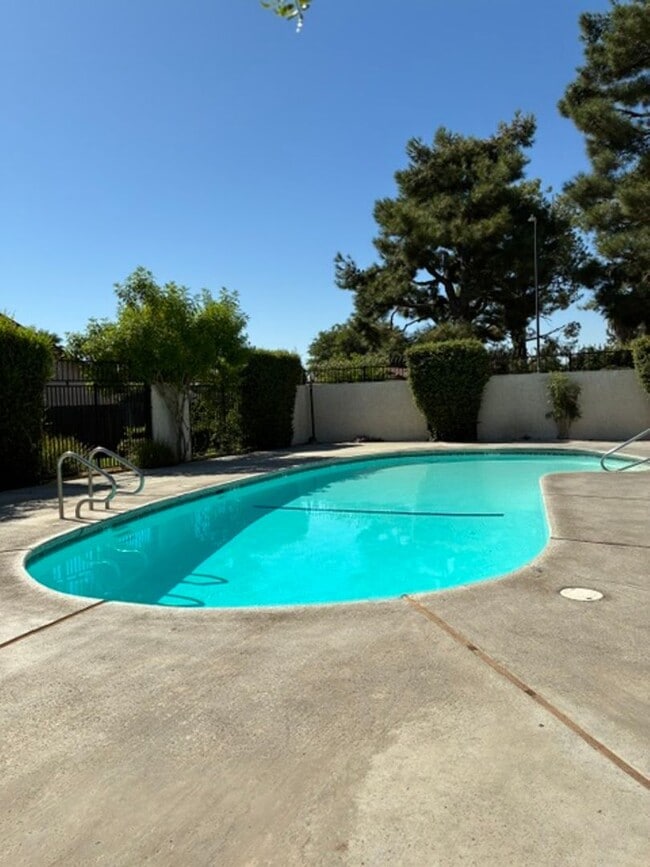 Building Photo - 1 Bedroom Condo with Fireplace, Private Patio, Pool Access & Washer/Dryer Included