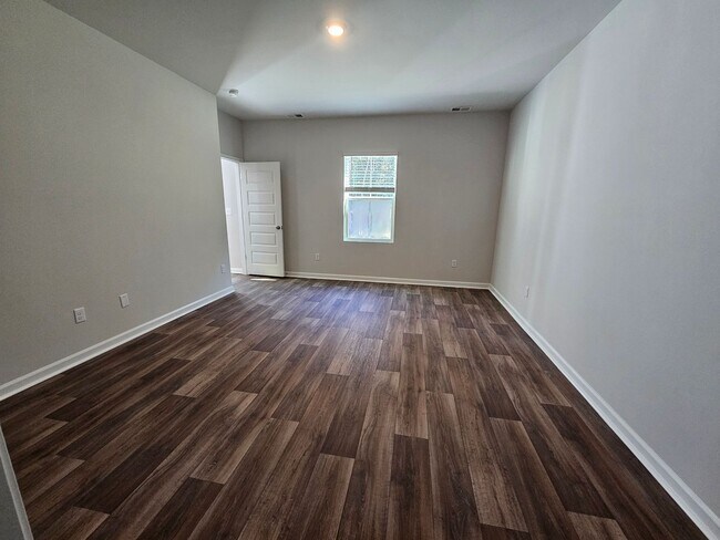 Building Photo - 5 Bedroom/ 2.5 Bath in Waterfall Village