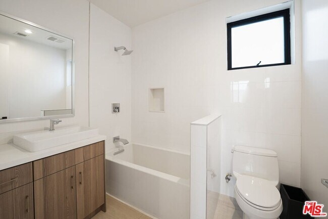 Building Photo - 735 N Gramercy Pl