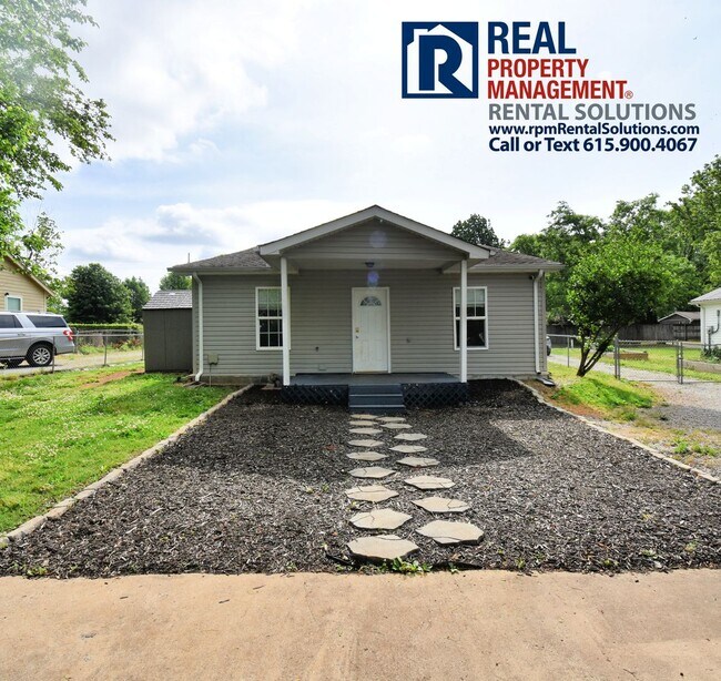 Building Photo - Adorable fenced in 3 bd 2 ba home in Murfr...
