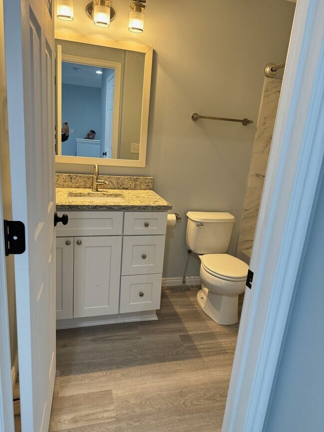 Building Photo - Townhouse with Spacious layout and convien...