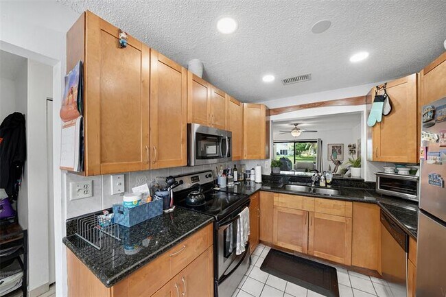 Building Photo - 9468 S Palm Dr