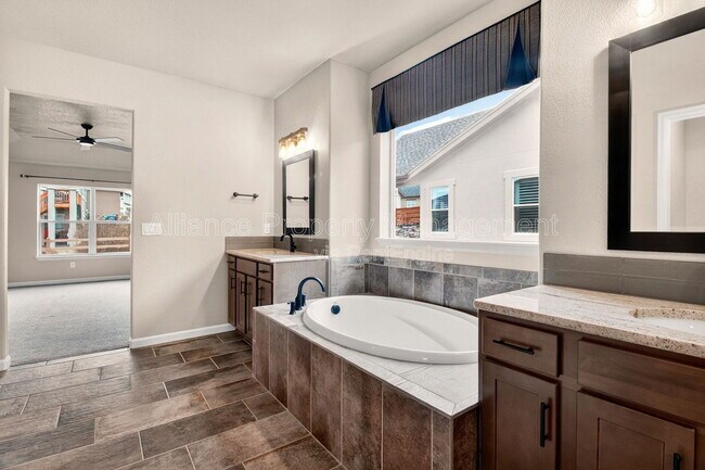 Building Photo - 10069 Thrive Ln