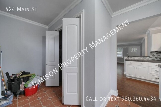 Building Photo - 424 Main St