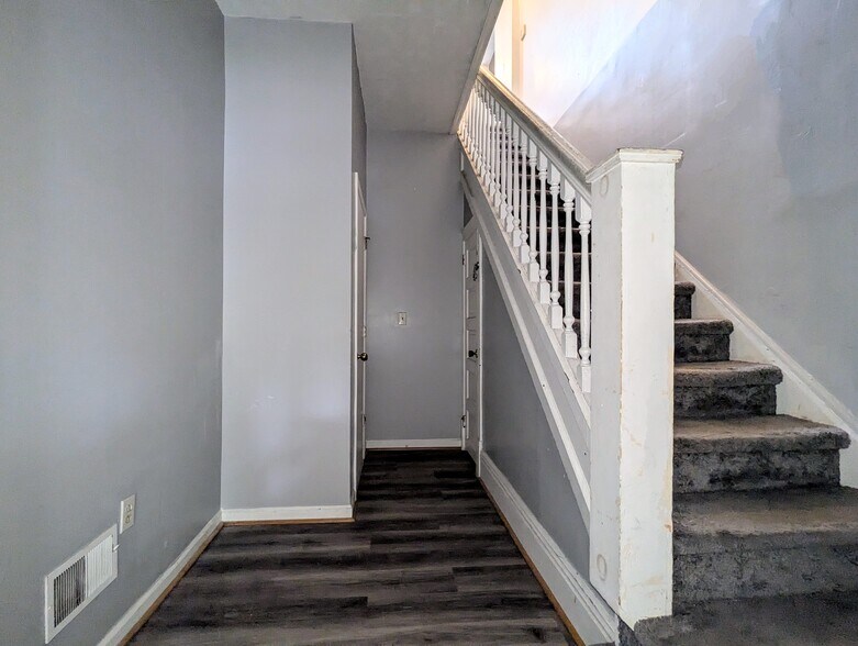 Building Photo - 5552 Black St