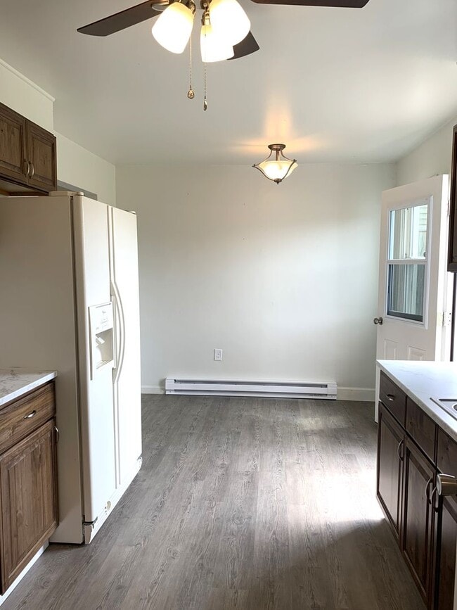 Building Photo - Newly renovated, affordable, 3 bed/1 bath end unit townhouse