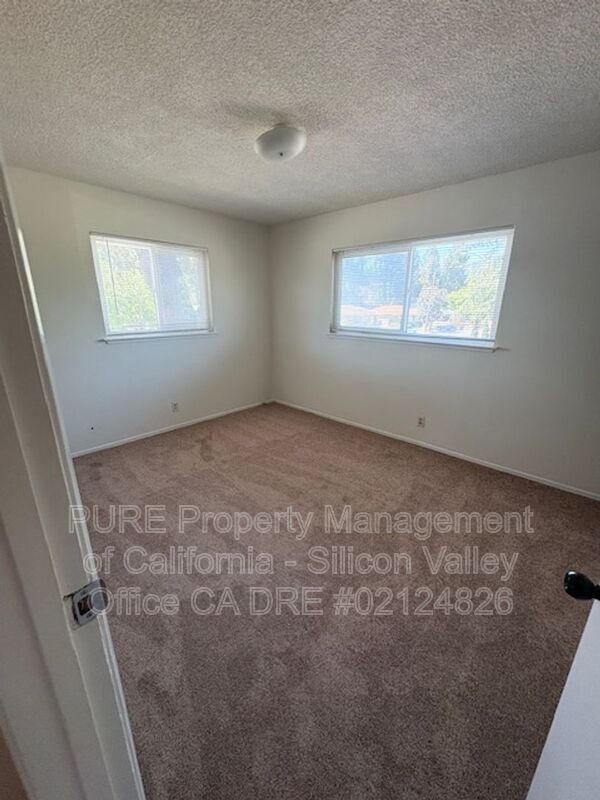 Building Photo - 998 College Dr