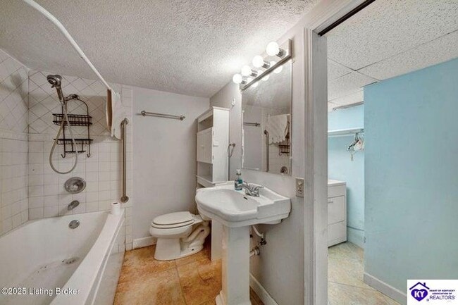 Building Photo - 809 Clifford Dr