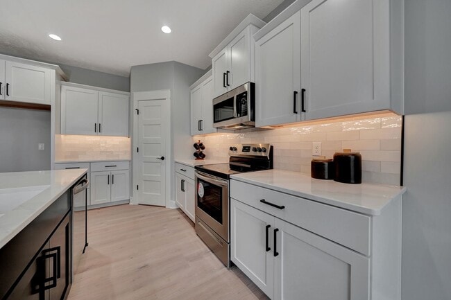Building Photo - Beautiful Luxury Townhome