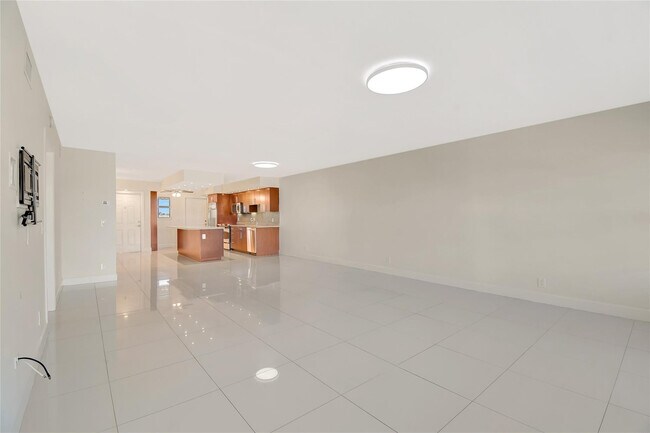 Building Photo - 3121 NE 51st St