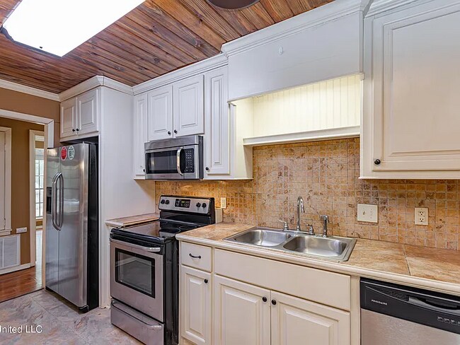 Building Photo - 400 Oakhill Cir