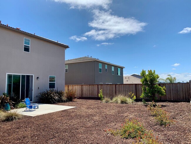 Building Photo - 4 Bedroom Home in Hollister with 3 Full Bathrooms and Central A/C