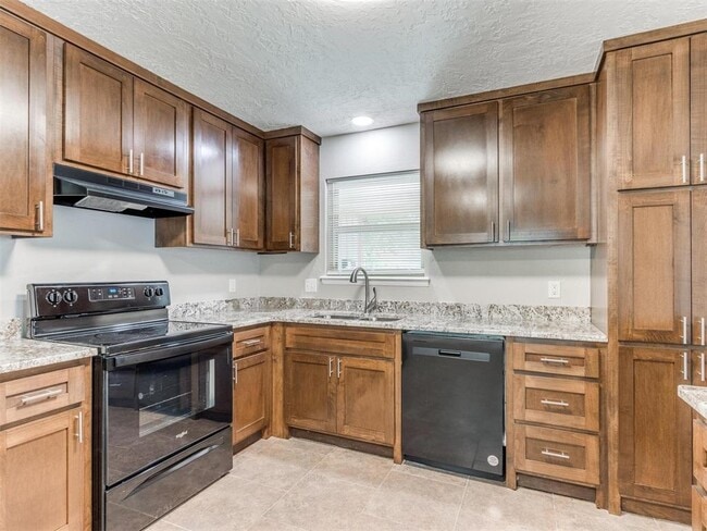 Building Photo - 306 S Mercedes Dr