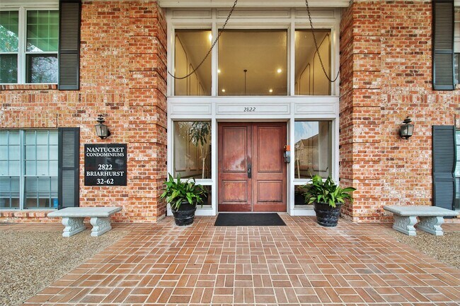 Building Photo - 2822 Briarhurst Dr