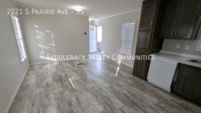 Building Photo - 2221 S Prairie Ave