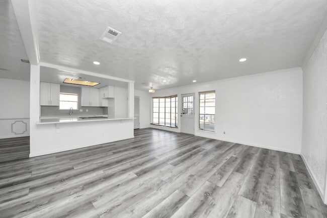 Building Photo - 8011 La Roche Ln