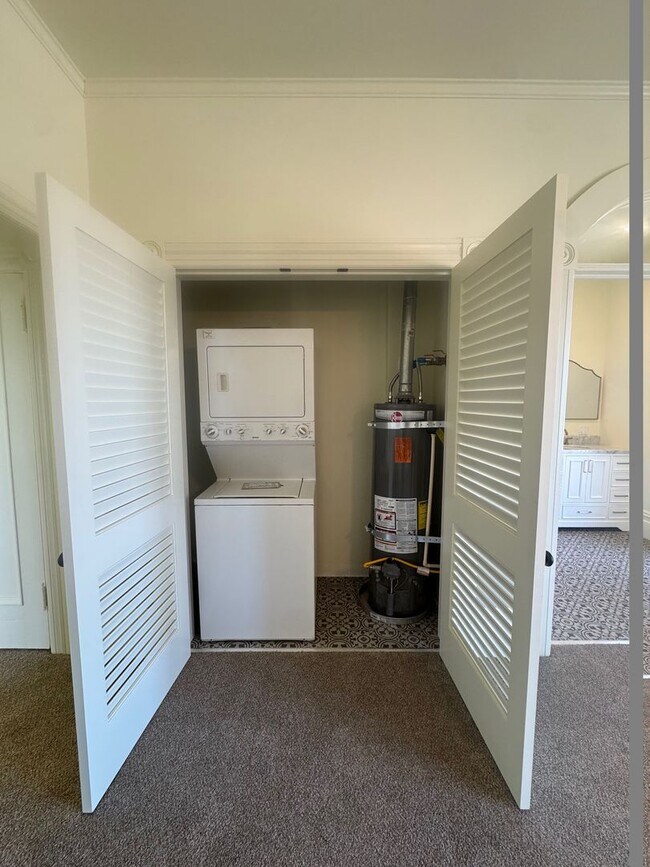 Building Photo - 14th &amp; B