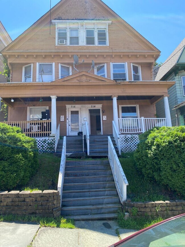 Building Photo - 714-716 Prescott Ave
