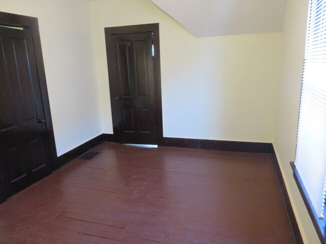 Building Photo - Large Three Bedroom, 1.5 Bathroom Home hal...