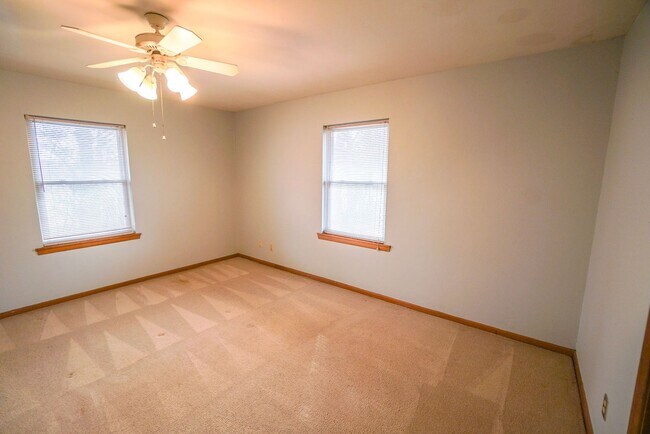 Building Photo - 906 Carey Dr