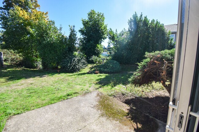 Building Photo - Spacious 2 bedroom 1.5 bath Town house Apa...